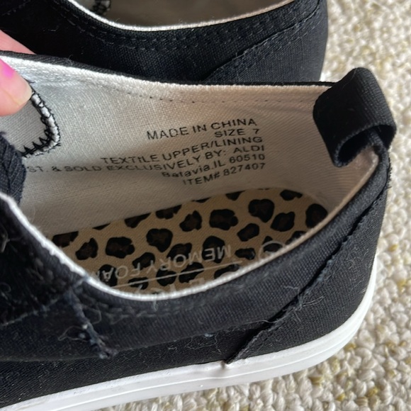 NWOT women’s casual shoes with memory foam sz 7 - Picture 3 of 6